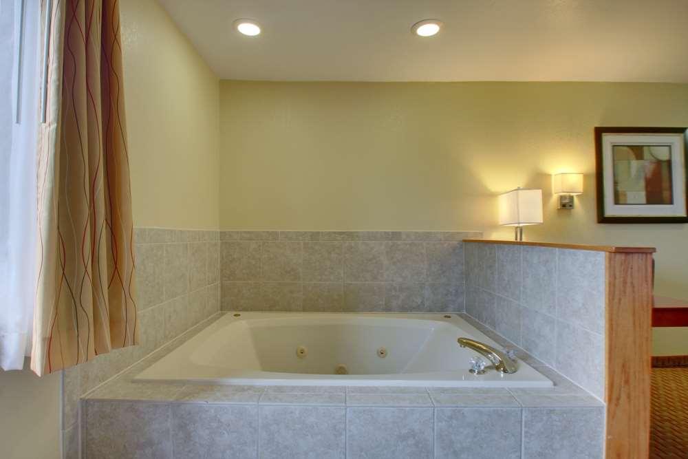 Best Western Plus Altoona Inn Room photo