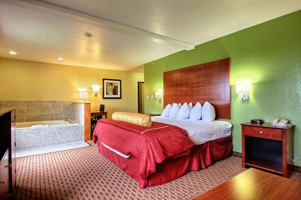 Best Western Plus Altoona Inn Exterior photo