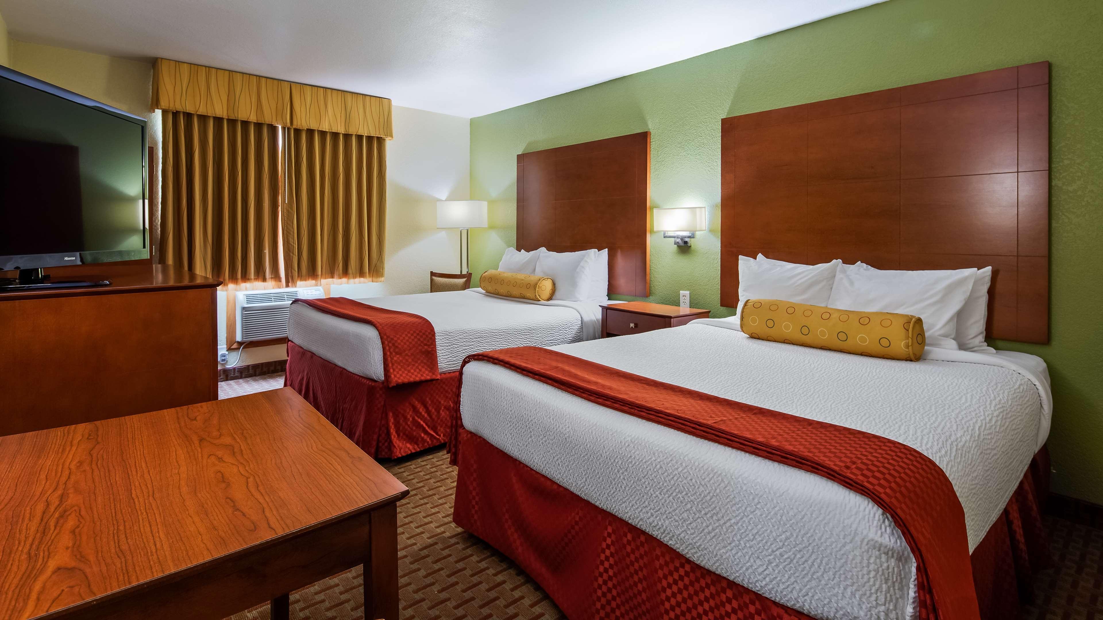 Best Western Plus Altoona Inn Exterior photo