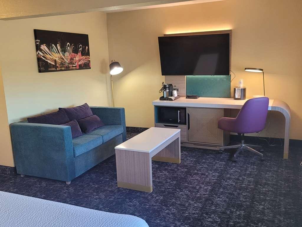 Best Western Plus Altoona Inn Room photo