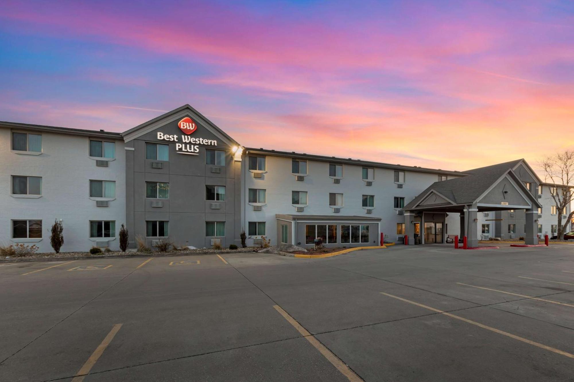Best Western Plus Altoona Inn Exterior photo
