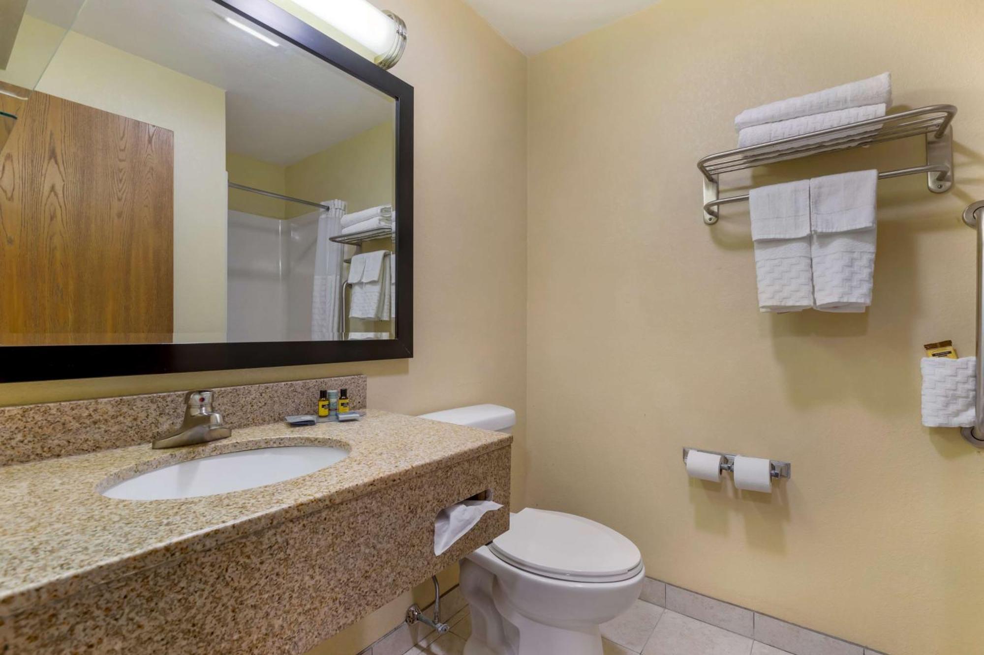 Best Western Plus Altoona Inn Exterior photo