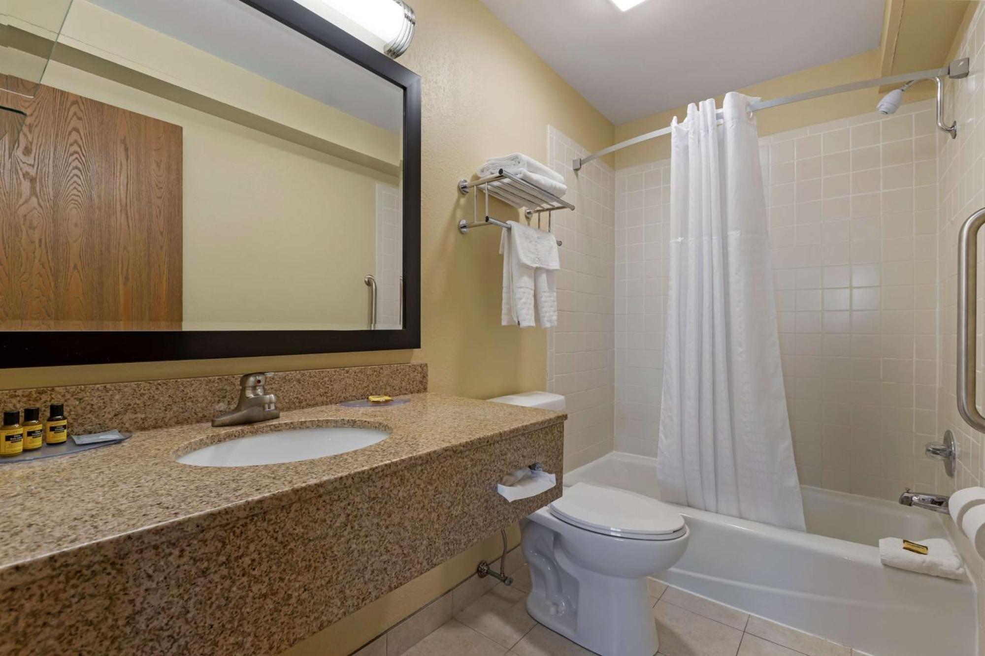 Best Western Plus Altoona Inn Exterior photo